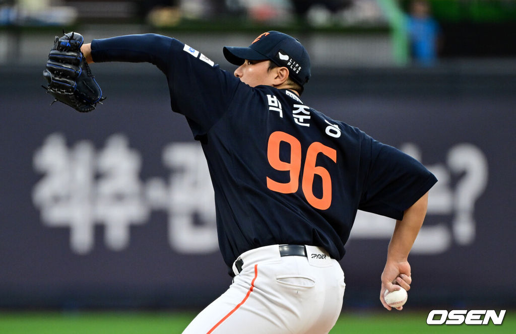 3일 수원 KT위즈파크에서 ‘2025 신한 SOL Bank KBO리그’ KT 위즈와 한화 이글스의 시즌 최종전이 열렸다.KT가 오늘 경기를 승리하더라도 NC가 창원에서 SSG 랜더스를 제압하면 NC가 5위로 가을야구 막차를 탄다. KT가 5위가 될 수 있는 경우의 수는 총 3가지로, KT가 한화를 꺾고 NC가 SSG에 패하거나 무승부를 거두면 KT가 6년 연속 가을 무대를 밟는다. KT가 무승부를 거두고 NC가 패해도 5위는 KT의 차지다. 한화전을 내줄 경우 창원 경기 결과와 관계없이 가을야구 진출이 좌절된다.1회말 한화 박준영이 역투하고 있다. 2025.10.03 /cej@osen.co.kr