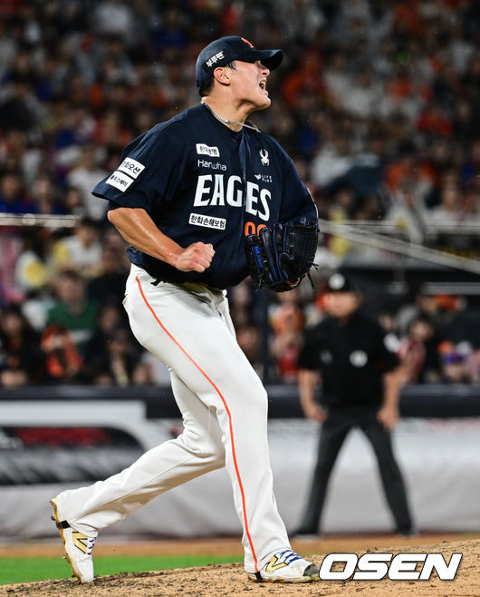 [OSEN=수원, 조은정 기자]3일 수원 KT위즈파크에서 ‘2025 신한 SOL Bank KBO리그’ KT 위즈와 한화 이글스의 시즌 최종전이 열렸다.KT가 오늘 경기를 승리하더라도 NC가 창원에서 SSG 랜더스를 제압하면 NC가 5위로 가을야구 막차를 탄다. KT가 5위가 될 수 있는 경우의 수는 총 3가지로, KT가 한화를 꺾고 NC가 SSG에 패하거나 무승부를 거두면 KT가 6년 연속 가을 무대를 밟는다. KT가 무승부를 거두고 NC가 패해도 5위는 KT의 차지다. 한화전을 내줄 경우 창원 경기 결과와 관계없이 가을야구 진출이 좌절된다.한화 선발 박준영이 5회말 2사 만루에서 KT 장성우를 삼진으로 돌려세운 뒤 포효하고 있다. 2025.10.03 /cej@osen.co.kr