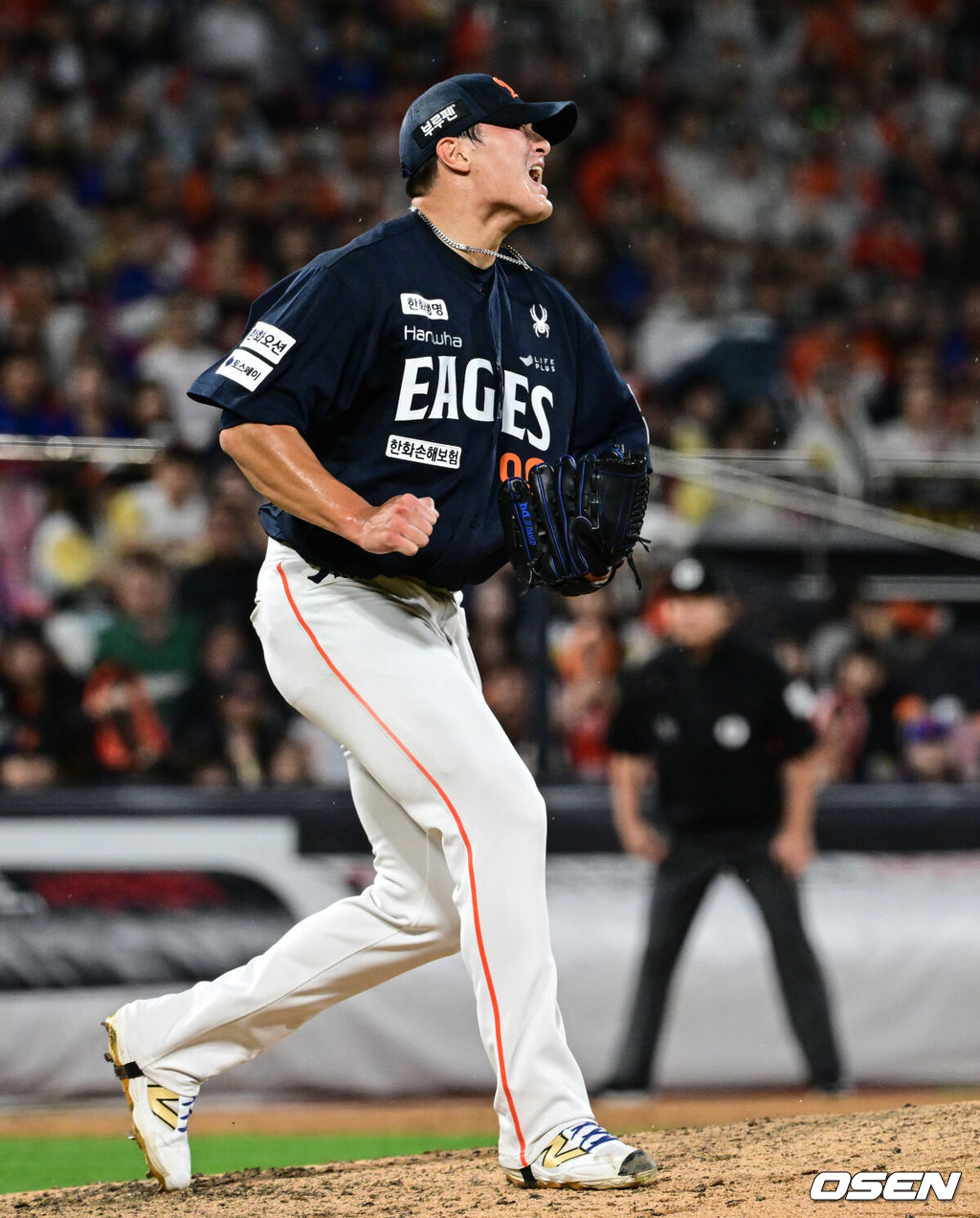 3일 수원 KT위즈파크에서 ‘2025 신한 SOL Bank KBO리그’ KT 위즈와 한화 이글스의 시즌 최종전이 열렸다.KT가 오늘 경기를 승리하더라도 NC가 창원에서 SSG 랜더스를 제압하면 NC가 5위로 가을야구 막차를 탄다. KT가 5위가 될 수 있는 경우의 수는 총 3가지로, KT가 한화를 꺾고 NC가 SSG에 패하거나 무승부를 거두면 KT가 6년 연속 가을 무대를 밟는다. KT가 무승부를 거두고 NC가 패해도 5위는 KT의 차지다. 한화전을 내줄 경우 창원 경기 결과와 관계없이 가을야구 진출이 좌절된다.한화 선발 박준영이 5회말 2사 만루에서 KT 장성우를 삼진으로 돌려세운 뒤 포효하고 있다. 2025.10.03 /cej@osen.co.kr