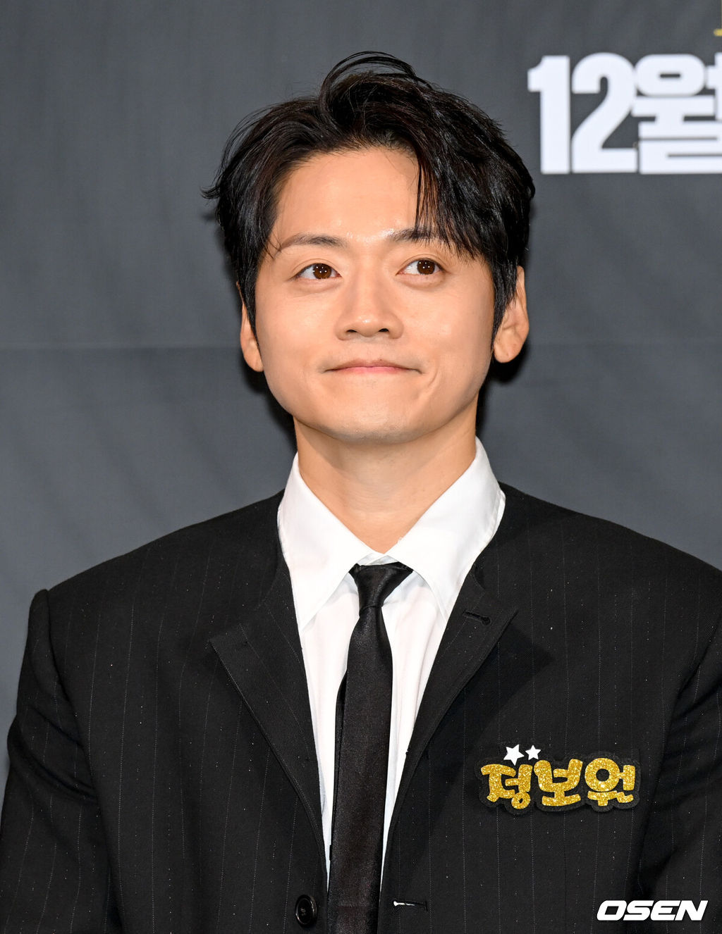 영화 '정보원(감독 김석)' 언론시사 및 기자간담회가 20일 서울 용산구 CGV 용산아이파크몰에서 열렸다.'정보원'은 강등당한 후 열정도 의지도 수사 감각도 잃은 왕년의 에이스 형사 오남혁(허성태)과 굵직한 사건들의 정보를 제공하며 눈먼 돈을 챙겨왔던 정보원 조태봉(조복래)이 우연히 큰 판에 끼어들며 벌어지는 범죄 액션 코미디 영화다.배우 조복래가 취재진의 질문을 듣고 있다. 2025.11.20 /cej@osen.co.kr