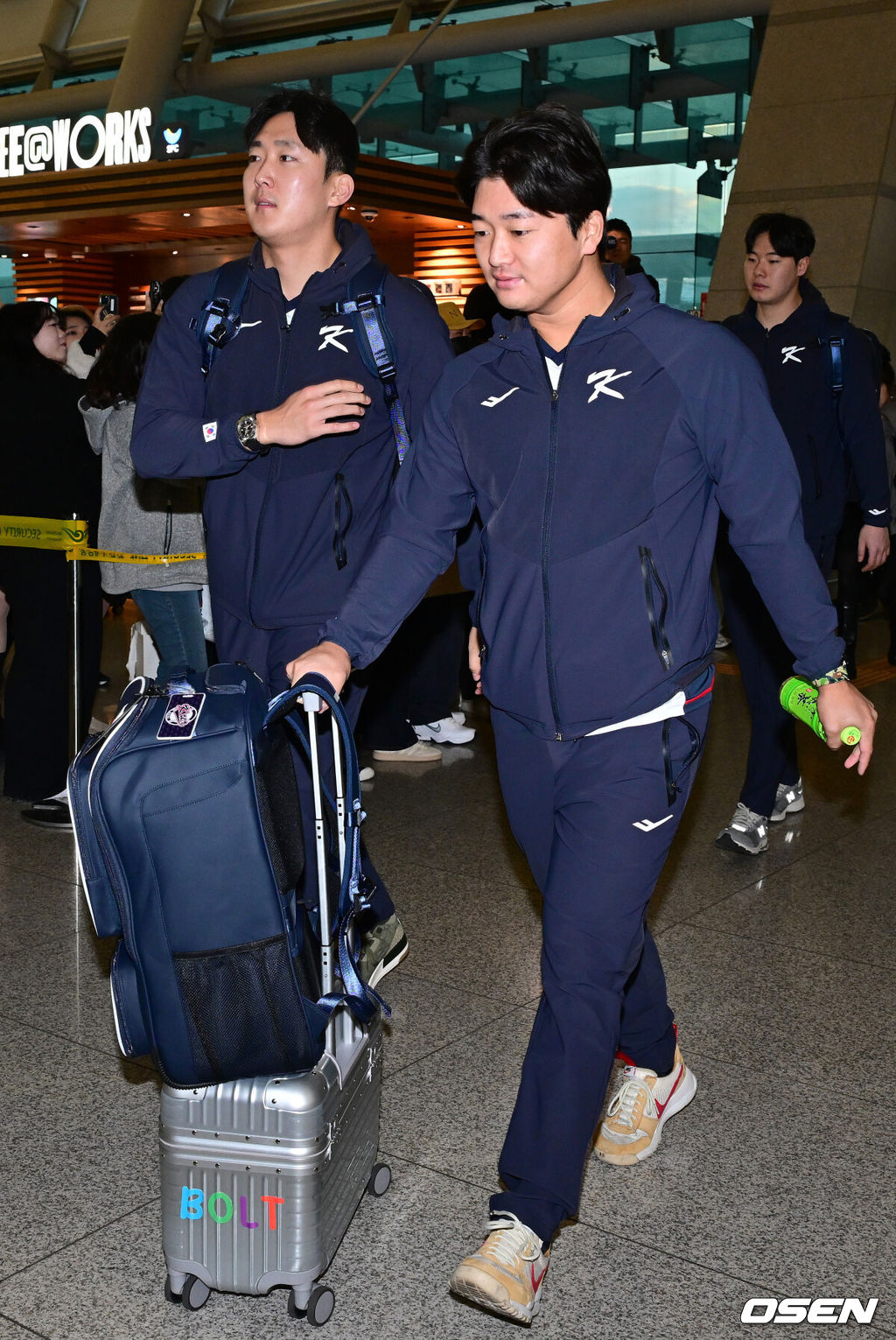 류지현 감독이 이끄는 한국 야구대표팀이 오는 3월 열리는 WBC를 준비하기 위해 9일 오전 인천공항을 통해 미국령 사이판으로 출국했다.류지현호는 9일부터 21일까지 사이판에서 1차 전지훈련 담금질에 나선다.대표팀 고우석과 손주영이 출국장에 들어서고 있다. 2026.01.09 / dreamer@osen.co.kr