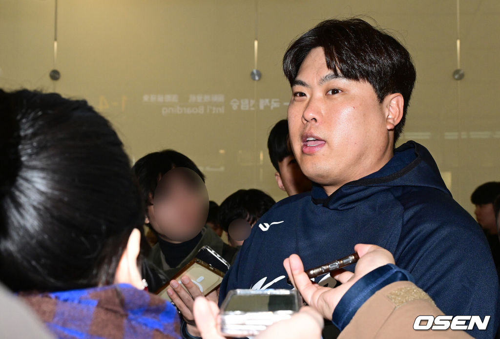 류지현 감독이 이끄는 한국 야구대표팀이 오는 3월 열리는 WBC를 준비하기 위해 9일 오전 인천공항을 통해 미국령 사이판으로 출국했다.류지현호는 9일부터 21일까지 사이판에서 1차 전지훈련 담금질에 나선다.대표팀 류현진이 취재진과 질의응답 시간을 갖고 있다. 2026.01.09 / dreamer@osen.co.kr