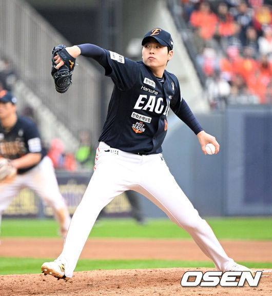 [OSEN=잠실, 이대선 기자] 26일 오후 서울 잠실야구장에서 2025 신한 SOL Bank KBO리그 포스트시즌 한국시리즈 1차전 LG 트윈스와 한화 이글스의 경기가 열렸다.LG는 앤더스 톨허스트, 한화는 문동주를 선발 투수로 내세웠다.6회초 1사 1,2루에서 한화 조동욱이 역투하고 있다. 2025.10.26 /sunday@osen.co.kr