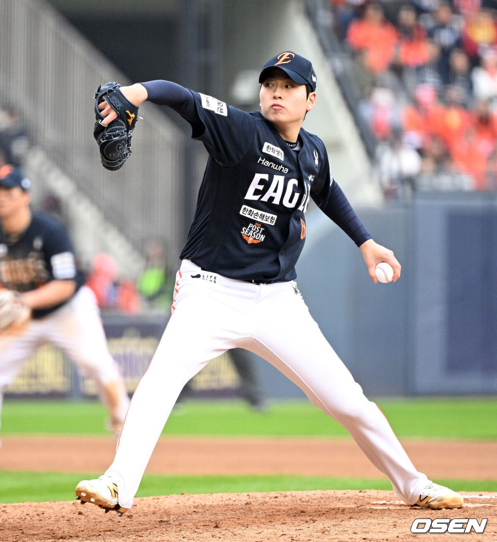 26일 오후 서울 잠실야구장에서 2025 신한 SOL Bank KBO리그 포스트시즌 한국시리즈 1차전 LG 트윈스와 한화 이글스의 경기가 열렸다.LG는 앤더스 톨허스트, 한화는 문동주를 선발 투수로 내세웠다.6회초 1사 1,2루에서 한화 조동욱이 역투하고 있다. 2025.10.26 /sunday@osen.co.kr