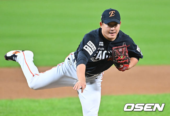 [OSEN=대구, 이석우 기자] 22일 대구 삼성라이온즈파크에서 2025 신한 SOL뱅크 KBO 플레이오프 삼성 라이온즈와 한화 이글스의 4차전 경기가 열렸다. 홈팀 삼성은 원태인이, 방문팀 한화는 정우주가 선발 투수로 출전했다.한화 이글스 주현상이 역투하고 있다. 2025.10.22 / foto0307@osen.co.kr