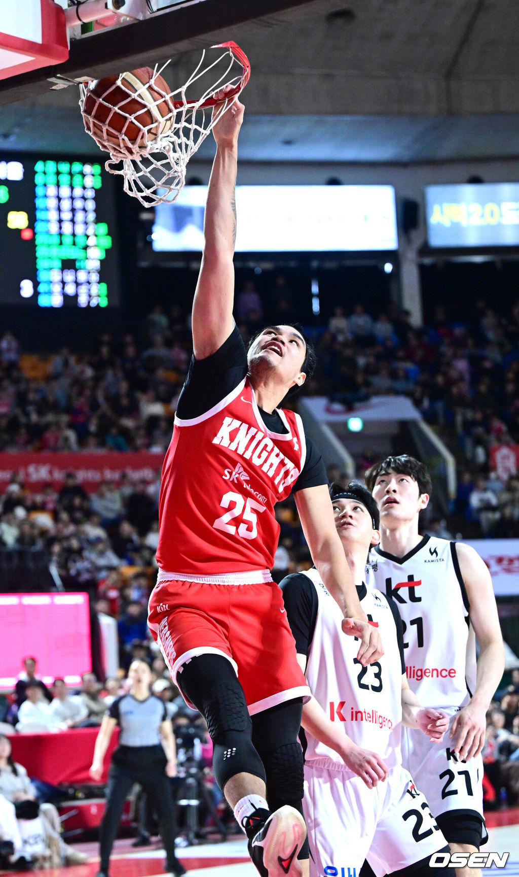 10일 서울 잠실학생체육관에서 ‘2025-2026 LG전자 프로농구’ 서울 SK와 수원 KT의 경기가 열렸다.홈팀 SK는 16승 12패로 4위, 방문팀 KT는 15승 15패로 6위에 자리하고 있다. 3쿼터, SK 알렌 톨렌티노가 덩크를 성공시키고 있다. 2026.01.10 / dreamer@osen.co.kr
