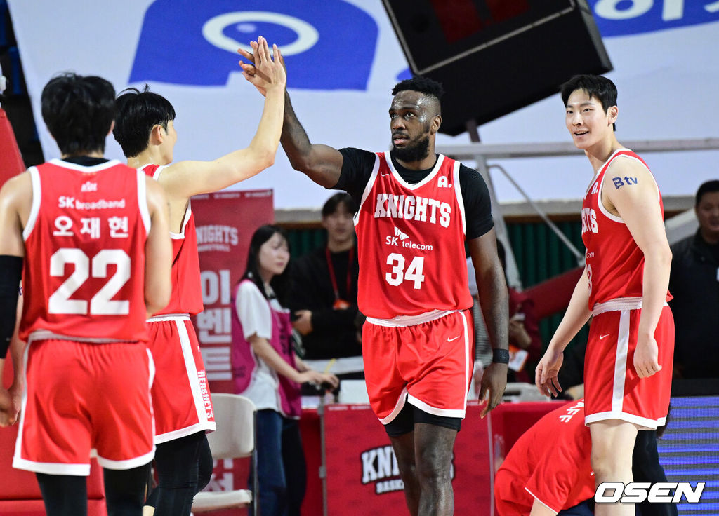 10일 서울 잠실학생체육관에서 ‘2025-2026 LG전자 프로농구’ 서울 SK와 수원 KT의 경기가 열렸다.홈팀 SK는 16승 12패로 4위, 방문팀 KT는 15승 15패로 6위에 자리하고 있다. 2쿼터, SK 자밀 워니가 파울을 받으며 슛을 성공시킨 뒤 동료들과 인사를 나누고 있다. 2026.01.10 / dreamer@osen.co.kr