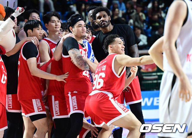 [OSEN=잠실학생체, 최규한 기자] 10일 서울 잠실학생체육관에서 ‘2025-2026 LG전자 프로농구’ 서울 SK와 수원 KT의 경기가 열렸다.이날 경기는 홈팀 SK가 94-84로 승리하며 2연승을 달렸다. 경기를 마치고 승리한 SK 선수들이 포즈를 취하고 있다. 2026.01.10 / dreamer@osen.co.kr
