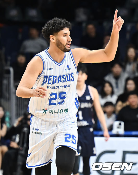 [OSEN=부산, 이석우 기자] 10일 부산 사직체육관에서 2025-2026 LG전자 프로농구 부산 KCC와 대구 한국가스공사의 경기가 열렸다.부산 KCC는 허훈의 종아리 부상 결장과 송교창의 복귀 불발까지 겹친 악재 속에서 5연패 탈출을 위해 대구 한국가스공사와 홈 맞대결에 나선다.대구 한국가스공사 베니 보트라이트가 3점슛을 성공시키고 세리머니를 하고 있다. 2026.01.10 / foto0307@osen.co.kr