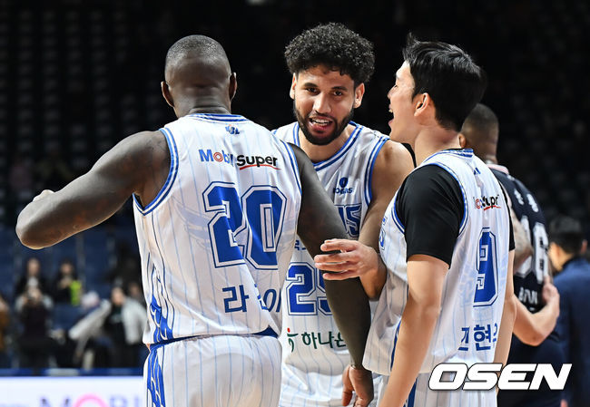 [OSEN=부산, 이석우 기자] 10일 부산 사직체육관에서 2025-2026 LG전자 프로농구 부산 KCC와 대구 한국가스공사의 경기가 열렸다.부산 KCC는 허훈의 종아리 부상 결장과 송교창의 복귀 불발까지 겹친 악재 속에서 5연패 탈출을 위해 대구 한국가스공사와 홈 맞대결에 나섰다.대구 한국가스공사 베니 보트라이트가 89-75로 승리한 후 동료들과 기쁨을 나누고 있다. 2026.01.10 / foto0307@osen.co.kr