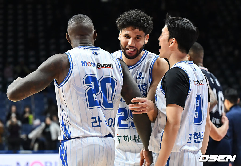 10일 부산 사직체육관에서 2025-2026 LG전자 프로농구 부산 KCC와 대구 한국가스공사의 경기가 열렸다.부산 KCC는 허훈의 종아리 부상 결장과 송교창의 복귀 불발까지 겹친 악재 속에서 5연패 탈출을 위해 대구 한국가스공사와 홈 맞대결에 나섰다.대구 한국가스공사 베니 보트라이트가 89-75로 승리한 후 동료들과 기쁨을 나누고 있다. 2026.01.10 / foto0307@osen.co.kr