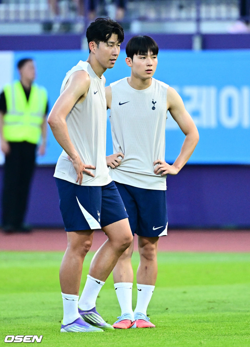 2일 오후 안양종합운동장에서 ‘2025 쿠팡플레이 시리즈’ 토트넘 훗스퍼 오픈 트레이닝이 열렸다.이날 오전에 열린 기자회견에서 손흥민은 토트넘과 이별을 발표했다. 토트넘은 3일 오후 8시 서울월드컵경기장에서 쿠팡플레이 시리즈 2차전 뉴캐슬 유나이티드와 친선 경기를 가진다. 손흥민의 토트넘 소속 마지막 경기일 수도 있다.토트넘 양민혁, 손흥민이 훈련을 하고 있다. 2025.08.02 / jpnews@osen.co.kr