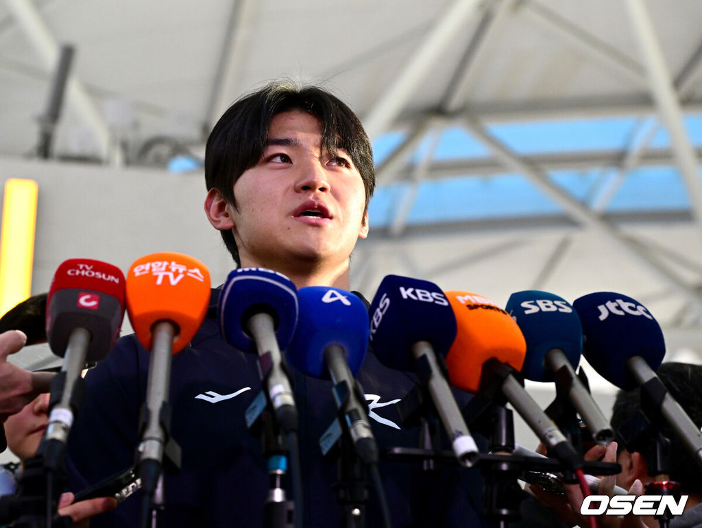 류지현 감독이 이끄는 한국 야구대표팀이 오는 3월 열리는 WBC를 준비하기 위해 9일 오전 인천공항을 통해 미국령 사이판으로 출국했다.류지현호는 9일부터 21일까지 사이판에서 1차 전지훈련 담금질에 나선다.대표팀 김도영이 취재진과 질의응답 시간을 갖고 있다. 2026.01.09 / dreamer@osen.co.kr