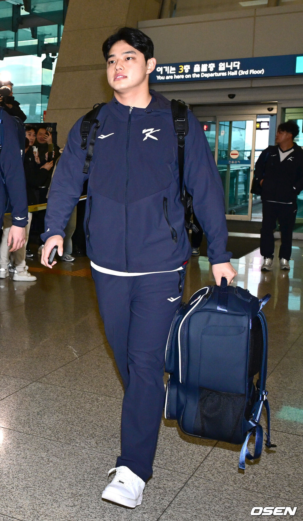 류지현 감독이 이끄는 한국 야구대표팀이 오는 3월 열리는 WBC를 준비하기 위해 9일 오전 인천공항을 통해 미국령 사이판으로 출국했다.류지현호는 9일부터 21일까지 사이판에서 1차 전지훈련 담금질에 나선다.대표팀 문동주가 출국장에 들어서고 있다. 2026.01.09 / dreamer@osen.co.kr