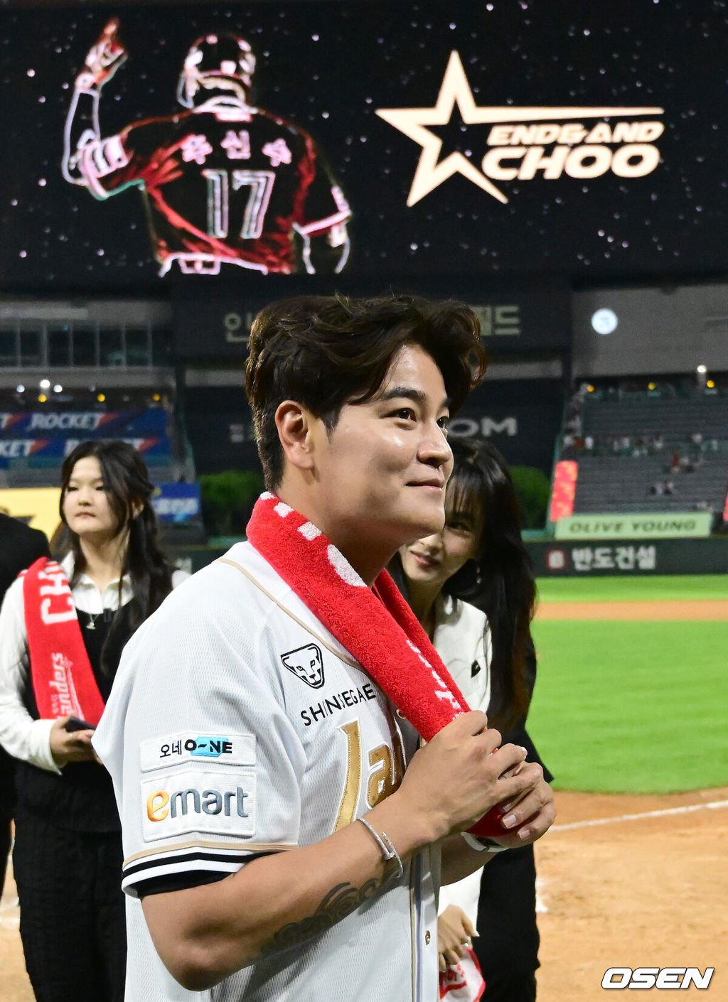 프로야구 롯데 자이언츠가 아슬아슬한 투수전을 잡아내고 3연승을 내달렸다. 롯데는 14일 인천 SSG랜더스필드에서 열린 ‘2025 신한은행 SOL Bank KBO리그’ SSG 랜더스와의 경기에서 4-2로 승리했다. 경기 종료 후 추신수의 은퇴식 행사가 진행됐다. SSG 추신수가 관중에게 인사하고 있다. 2025.06.14 / ksl0919@osen.co.kr