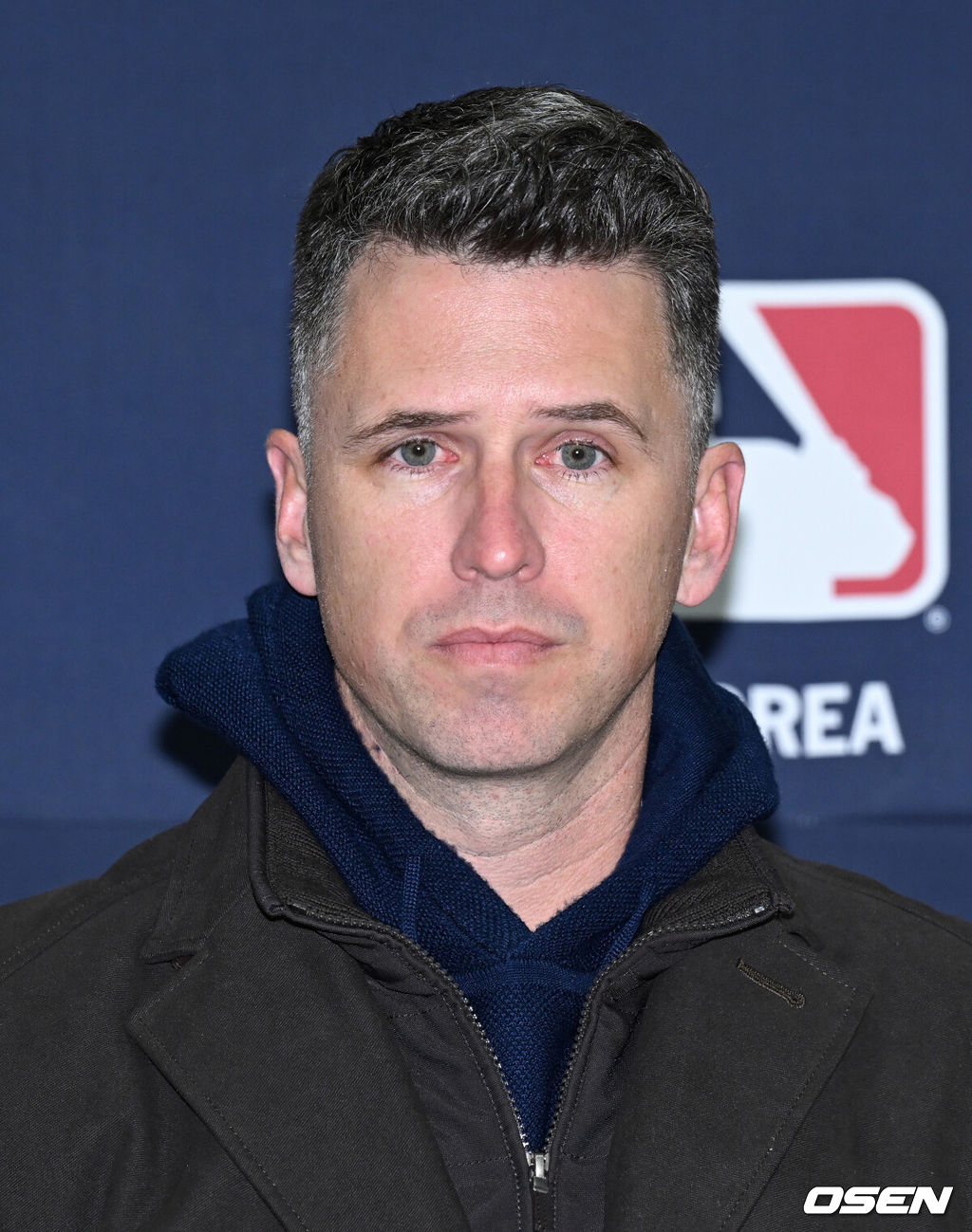 7일 오후 경기 이천 LG 챔피언스파크에서 샌프란시스코 자이언츠 미디어데이가 열렸다.샌프란시스코 구단은 이정후와 비텔로 감독, 윌리 아다메스가 참여하는 방한 프로그램을 진행 중이다. 이번 샌프란시스코의 한국 방문에는 래리 베어 CEO, 버스터 포지 사장, 잭 미나시안 단장 등 구단 주요 인사들이 함께한다.샌프란시스코 버스터 포지 사장이 취재진의 질문을 듣고 있다. 2026.01.07 /sunday@osen.co.kr