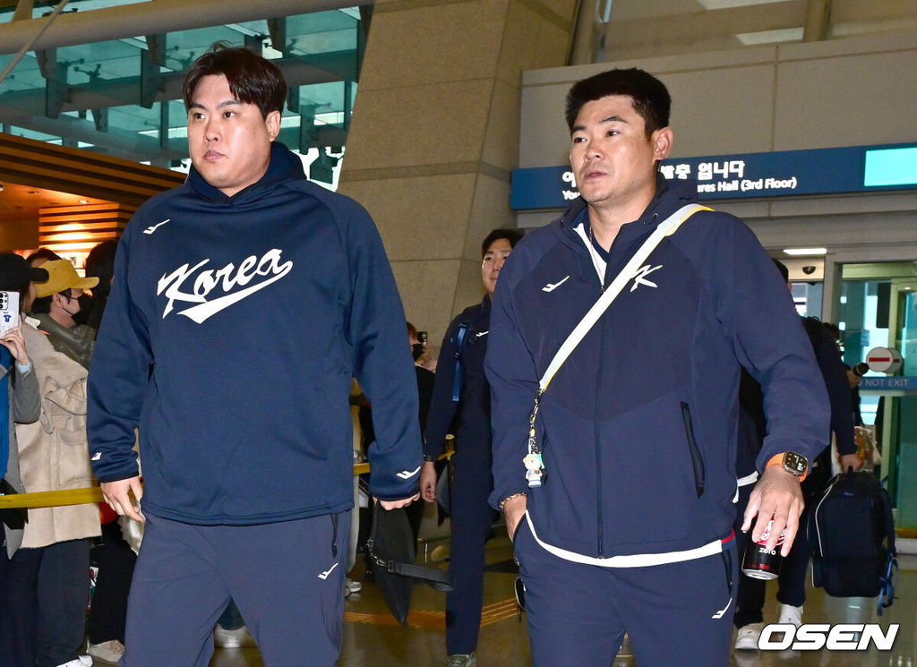 류지현 감독이 이끄는 한국 야구대표팀이 오는 3월 열리는 WBC를 준비하기 위해 9일 오전 인천공항을 통해 미국령 사이판으로 출국했다.류지현호는 9일부터 21일까지 사이판에서 1차 전지훈련 담금질에 나선다.대표팀 류현진과 노경은을 비롯한 선수들이 출국장에 들어서고 있다. 2026.01.09 / dreamer@osen.co.kr