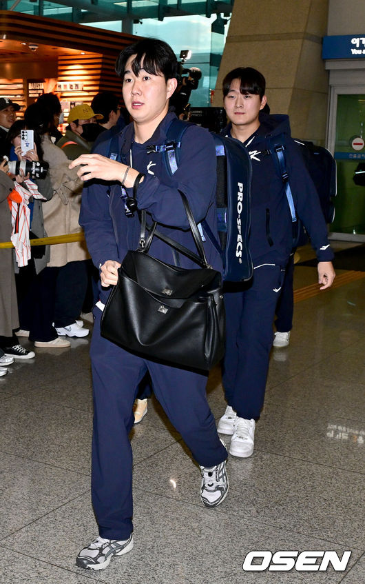 [OSEN=인천공항, 최규한 기자] 류지현 감독이 이끄는 한국 야구대표팀이 오는 3월 열리는 WBC를 준비하기 위해 9일 오전 인천공항을 통해 미국령 사이판으로 출국했다.류지현호는 9일부터 21일까지 사이판에서 1차 전지훈련 담금질에 나선다.대표팀 유영찬과 김택연이 출국장에 들어서고 있다. 2026.01.09 / dreamer@osen.co.kr