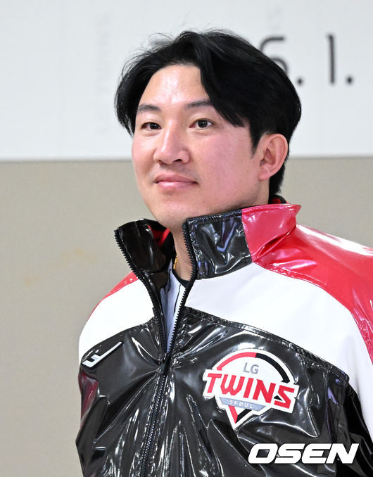 [OSEN=잠실, 이대선 기자] 6일 오후 서울 잠실야구장에서 LG 트윈스 2026년 선수단 신년인사회가 열렸다.LG 트윈스는 염경엽 감독이 이끄는 1군 코치진은 김정준 수석코치, 김용일 수석트레이너, 모창민-김재율 타격코치, 김광삼-장진용 투수코치, 김일경 수비코치, 정수성 작전코치, 송지만 주루 및 외야수비코치 등 기존 인원이 대부분 유임됐으며 2026시즌 2연패 도전을 함께할 코칭스태프 구성을 완료했다.LG 장시환이 인사를 하고 있다. 2026.01.06 /sunday@osen.co.kr