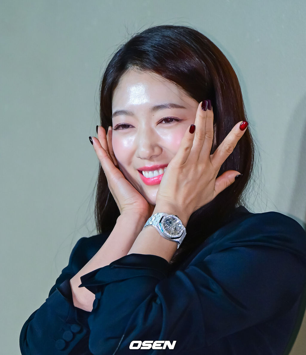 22일 오후 서울 성동구 성수동의 한 매장에서 스위스 고급 시계 제조사 포토행사가 열렸다.이날 방탄소년단 제이홉, 배우 차은우, 박신혜, 지진희, 모델 아이린, 셰프 안성재가 참석했다.배우 박신혜가 포토타임을 하고 있다. 2024.11.22 / jpnews@osen.co.kr