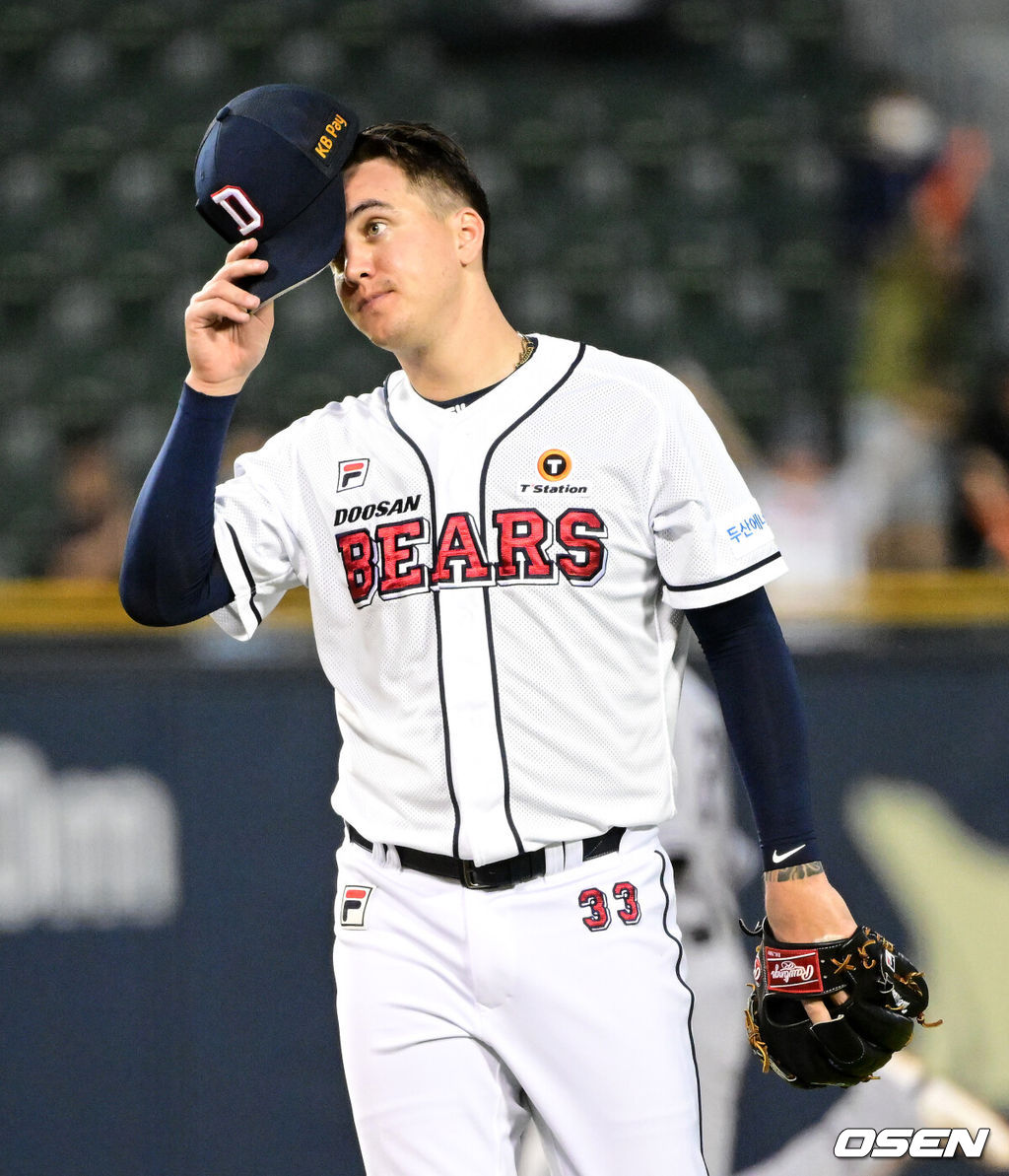 4일 오후 서울 잠실야구장에서 ‘2023 신한은행 SOL KBO리그’ 두산 베어스와 한화 이글스의 경기가 열렸다.3회초 1사 1루에서 두산 딜런이 한화 김인환에 우월 투런포를 허용하며 아쉬워하고 있다. 2023.05.04 /jpnews@osen.co.kr