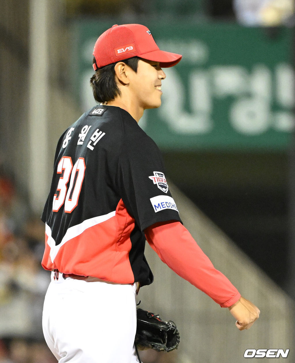 KIA가 이승엽 감독이 자진 사퇴한 두산을 제물로 5할 승률 복귀에 성공했다. 프로야구 KIA 타이거즈는 3일 서울 잠실구장에서 열린 2025 신한 SOL뱅크 KBO리그 두산 베어스와의 시즌 7차전에서 11-3으로 승리했다.경기 종료 후 KIA 홍원빈이 미소를 짓고 있다. 2025.06.03 /sunday@osen.co.kr