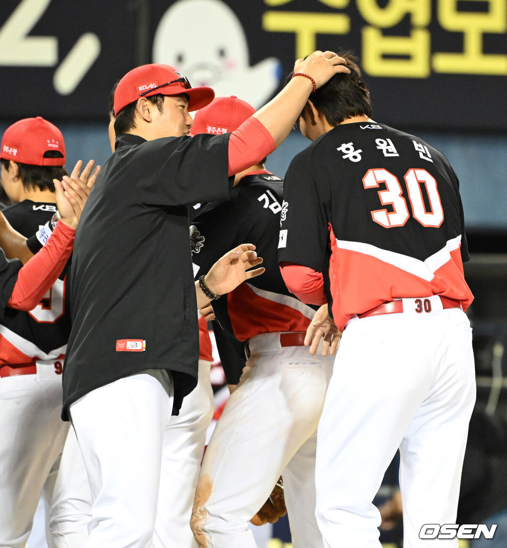 KIA가 이승엽 감독이 자진 사퇴한 두산을 제물로 5할 승률 복귀에 성공했다. 프로야구 KIA 타이거즈는 3일 서울 잠실구장에서 열린 2025 신한 SOL뱅크 KBO리그 두산 베어스와의 시즌 7차전에서 11-3으로 승리했다.경기 종료 후 KIA 손승락 코치가 홍원빈과 승리의 기쁨을 나누고 있다. 2025.06.03 /sunday@osen.co.kr