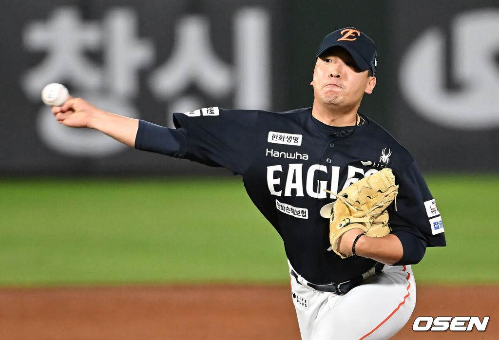 9일 부산 사직야구장에서 2025 신한 SOL 뱅크 KBO 리그 롯데 자이언츠와 한화 이글스의 경기가 열렸다. 홈팀 롯데는 박세웅이, 방문팀 한화는 와이스가 선발 출전했다.한화 이글스 강재민이 역투하고 있다. 2025.09.09 / foto0307@osen.co.kr