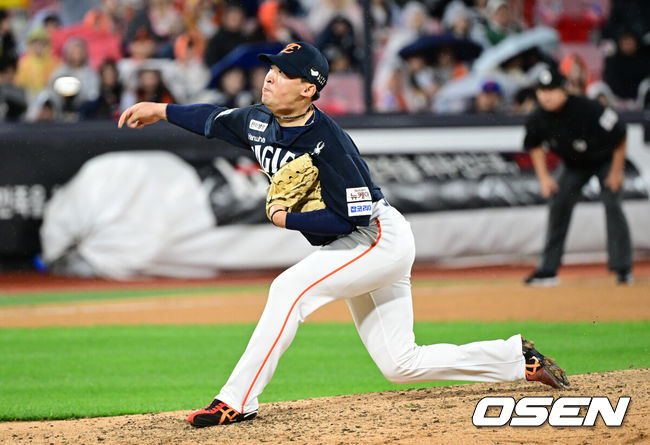 [OSEN=수원, 조은정 기자]3일 수원 KT위즈파크에서 ‘2025 신한 SOL Bank KBO리그’ KT 위즈와 한화 이글스의 시즌 최종전이 열렸다.KT가 오늘 경기를 승리하더라도 NC가 창원에서 SSG 랜더스를 제압하면 NC가 5위로 가을야구 막차를 탄다. KT가 5위가 될 수 있는 경우의 수는 총 3가지로, KT가 한화를 꺾고 NC가 SSG에 패하거나 무승부를 거두면 KT가 6년 연속 가을 무대를 밟는다. KT가 무승부를 거두고 NC가 패해도 5위는 KT의 차지다. 한화전을 내줄 경우 창원 경기 결과와 관계없이 가을야구 진출이 좌절된다.6회말 한화 강재민이 역투하고 있다. 2025.10.03 /cej@osen.co.kr