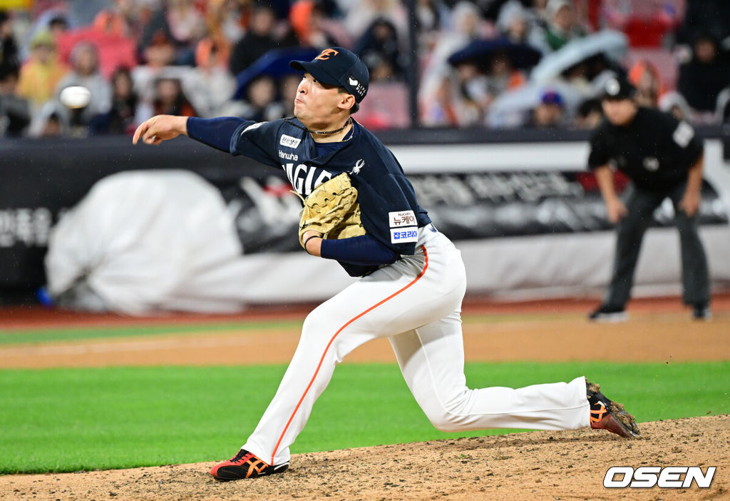 3일 수원 KT위즈파크에서 ‘2025 신한 SOL Bank KBO리그’ KT 위즈와 한화 이글스의 시즌 최종전이 열렸다.KT가 오늘 경기를 승리하더라도 NC가 창원에서 SSG 랜더스를 제압하면 NC가 5위로 가을야구 막차를 탄다. KT가 5위가 될 수 있는 경우의 수는 총 3가지로, KT가 한화를 꺾고 NC가 SSG에 패하거나 무승부를 거두면 KT가 6년 연속 가을 무대를 밟는다. KT가 무승부를 거두고 NC가 패해도 5위는 KT의 차지다. 한화전을 내줄 경우 창원 경기 결과와 관계없이 가을야구 진출이 좌절된다.6회말 한화 강재민이 역투하고 있다. 2025.10.03 /cej@osen.co.kr