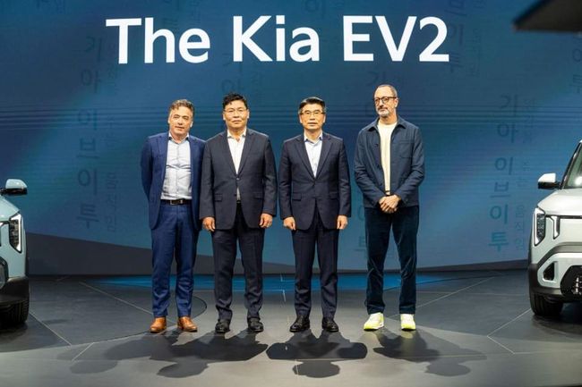 기아&nbsp;유럽&nbsp;COO&nbsp;수드니핑(Sjoerd&nbsp;Knipping), 기아 유럽권역본부장&nbsp;장수항&nbsp;전무, 기아 송호성&nbsp;사장,&nbsp;기아글로벌디자인담당&nbsp;카림&nbsp;하비브(Karim&nbsp;Habib)&nbsp;부사장(왼쪽부터)이&nbsp;'2026&nbsp;브뤼셀&nbsp;모터쇼'&nbsp;언론&nbsp;공개&nbsp;행사에서&nbsp;포즈를 취했다. 