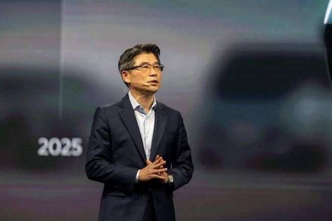 기아 송호성 사장이 '2026 브뤼셀 모터쇼' 언론 공개 행사에서 기아 전동화 비전을 제시하고 EV2를 소개하고 있다. 