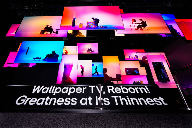 CES 2026 LG전자 전시관 입구에는 초슬림·초밀착 무선 월페이퍼 TV ‘LG 올레드 에보 AI W6’ 28대로 구성된 초대형 오브제가 관람객들을 맞이해 높은 관심을 받았다.