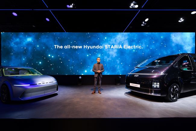 현대차 유럽권역상품담당실장 라프 반 누펠(Raf Van&nbsp;Nuffel)이 브뤼셀 모터쇼 현대차관에서 콘셉트 쓰리(왼쪽)와 더 뉴 스타리아 EV를 소개하는 모습.