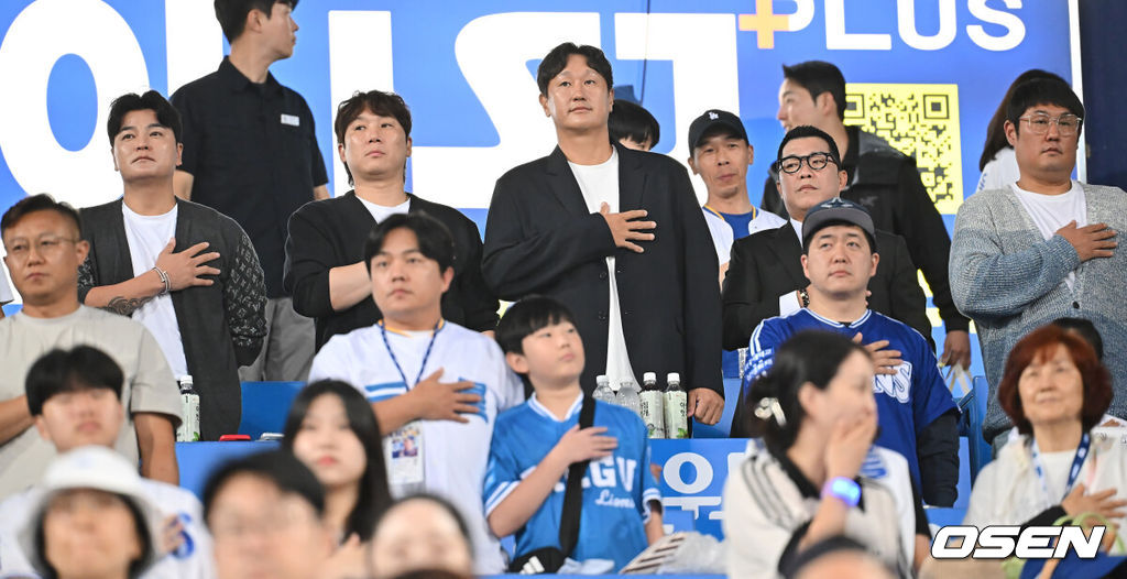 30일 대구삼성라이온즈파크에서 2025 신한 SOL 뱅크 KBO 리그 삼성 라이온즈와 KIA 타이거즈의 경기가 열렸다. 홈팀 삼성은 후라도가, 방문팀 KIA는 김태형이 선발 출전했다. 추신수, 이대호, 정근우 등 동료들이 삼성 라이온즈 오승환의 은퇴 경기에서 국민의례를 하고 있다. 2025.09.30 / foto0307@osen.co.kr