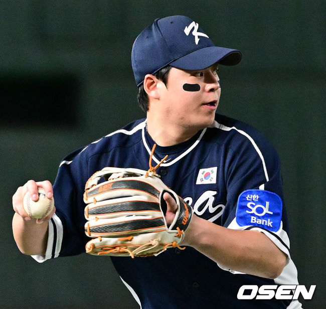 [OSEN=도쿄(일본), 조은정 기자]15일 일본 도쿄돔에서 ‘2025 NAVER K-BASEBALL SERIES’ 대한민국과 일본의 1차전 경기가 열렸다.한국은 곽빈, 일본은 소타니 류헤이를 선발투수로 내세웠다.3회말 무사 1루에서 대한민국 노시환이 사카모토의 3루땅볼을 처리하고 있다. 2025.11.15. /cej@osen.co.kr