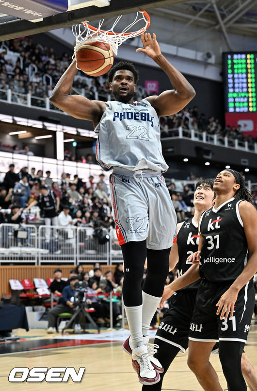 [OSEN=수원, 민경훈 기자] 11일 오후 수원 KT 소닉붐 아레나에서 2025-2026 LG전자 프로농구 수원 KT 소닉붐과 울산 현대모비스 피버스의 경기가 열렸다.수원 KT는 15승 16패로 6위, 울산 현대모비스는 10승 20패로 8위를 기록 중이다.1쿼터 현대모비스 이그부누가 투핸드 덩크슛에 성공하고 있다. 2026.01.11 /rumi@osen.co.kr