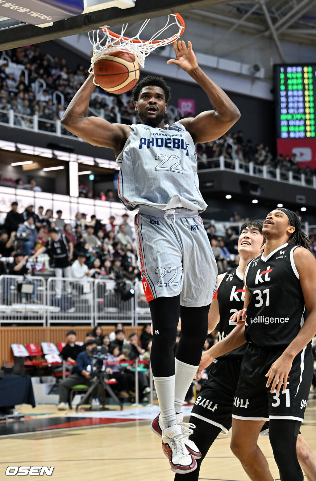 11일 오후 수원 KT 소닉붐 아레나에서 2025-2026 LG전자 프로농구 수원 KT 소닉붐과 울산 현대모비스 피버스의 경기가 열렸다.수원 KT는 15승 16패로 6위, 울산 현대모비스는 10승 20패로 8위를 기록 중이다.1쿼터 현대모비스 이그부누가 투핸드 덩크슛에 성공하고 있다. 2026.01.11 /rumi@osen.co.kr