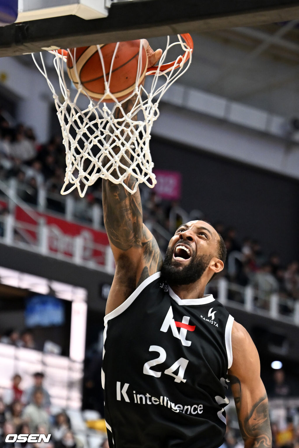 11일 오후 수원 KT 소닉붐 아레나에서 2025-2026 LG전자 프로농구 수원 KT 소닉붐과 울산 현대모비스 피버스의 경기가 열렸다.수원 KT는 15승 16패로 6위, 울산 현대모비스는 10승 20패로 8위를 기록 중이다.3쿼터 KT 윌리엄스가 원핸드 덩크슛에 성공하고 있다. 2026.01.11 /rumi@osen.co.kr