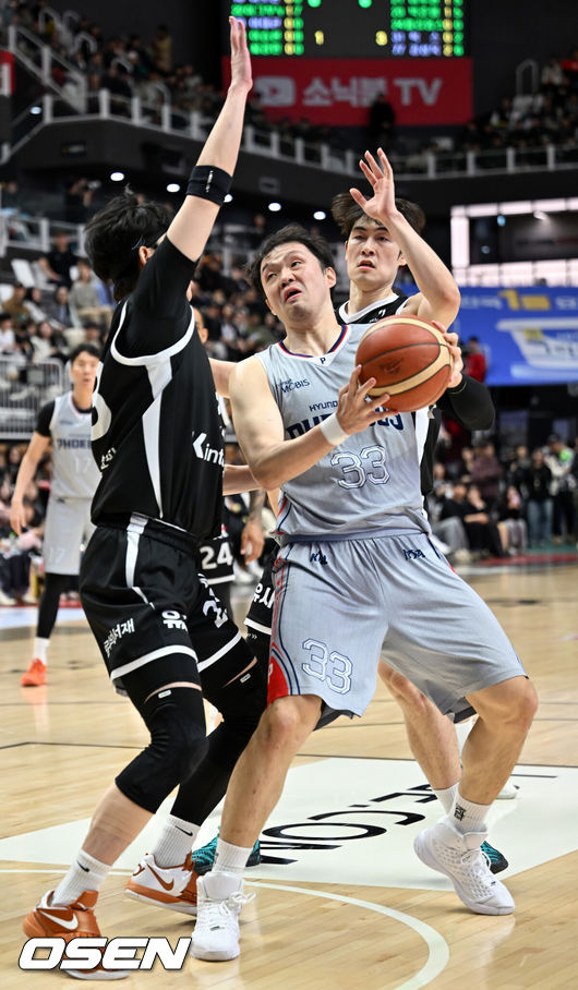 [OSEN=수원, 민경훈 기자] 11일 오후 수원 KT 소닉붐 아레나에서 2025-2026 LG전자 프로농구 수원 KT 소닉붐과 울산 현대모비스 피버스의 경기가 열렸다.수원 KT는 15승 16패로 6위, 울산 현대모비스는 10승 20패로 8위를 기록 중이다.2쿼터 현대모비스 이승현이 슛을 시도하려 하고 있다. 2026.01.11 /rumi@osen.co.kr