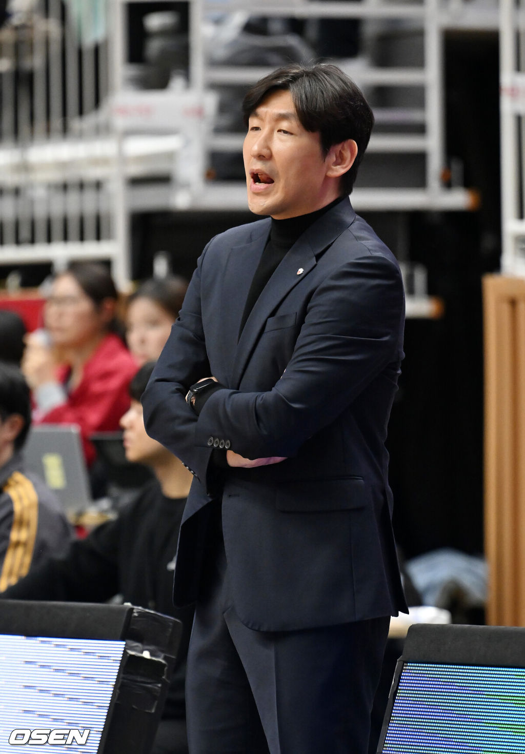 11일 오후 수원 KT 소닉붐 아레나에서 2025-2026 LG전자 프로농구 수원 KT 소닉붐과 울산 현대모비스 피버스의 경기가 열렸다.수원 KT는 15승 16패로 6위, 울산 현대모비스는 10승 20패로 8위를 기록 중이다.2쿼터 현대모비스 양동근 감독이 지시를 내리고 있다. 2026.01.11 /rumi@osen.co.kr