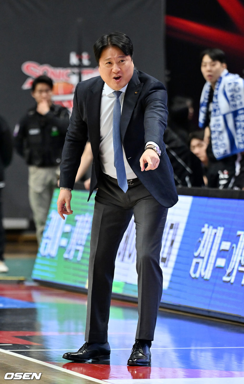 11일 오후 수원 KT 소닉붐 아레나에서 2025-2026 LG전자 프로농구 수원 KT 소닉붐과 울산 현대모비스 피버스의 경기가 열렸다.수원 KT는 15승 16패로 6위, 울산 현대모비스는 10승 20패로 8위를 기록 중이다.2쿼터 KT 문경은 감독이 항의를 하고 있다. 2026.01.11 /rumi@osen.co.kr