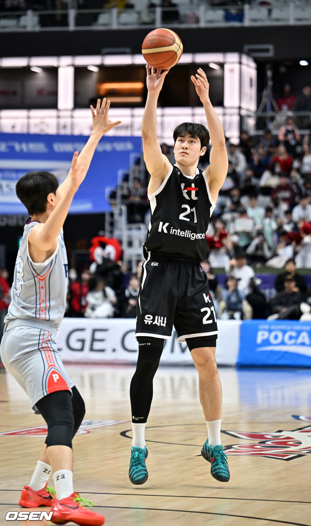 11일 오후 수원 KT 소닉붐 아레나에서 2025-2026 LG전자 프로농구 수원 KT 소닉붐과 울산 현대모비스 피버스의 경기가 열렸다.수원 KT는 15승 16패로 6위, 울산 현대모비스는 10승 20패로 8위를 기록 중이다.4쿼터 KT 이두원이 3점슛을 시도하고 있다. 2026.01.11 /rumi@osen.co.kr