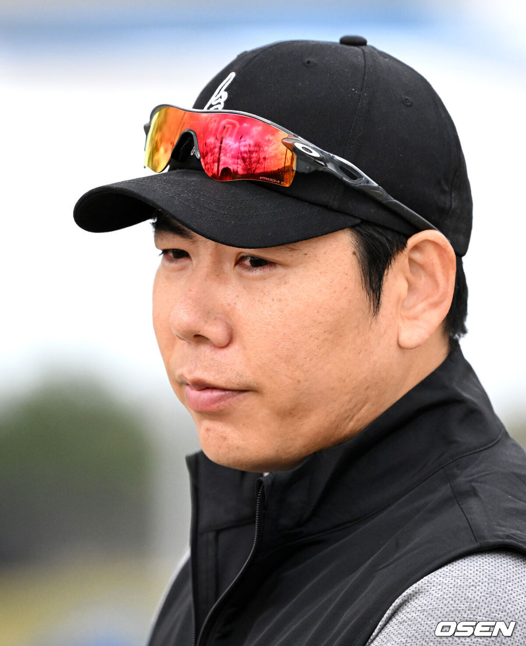 12일(한국시간) 미국 캘리포니아주 어바인 그레이트파크 베이스볼 컴플렉스에서 KIA 타이거즈의 1차 스프링캠프가 진행됐다.KIA 선수단은 오는 18일 미국에서 출발해 19일 인천으로 입국한 뒤 20일에 일본 오키나와로 건너가 21일부터 3월 4일까지 킨 구장에서 본격적인 실전을 치른다.KIA 훈련장을 찾은 강정호가 취재진과 인터뷰를 나누고 있다. 2025.02.12 / sunday@osen.co.kr