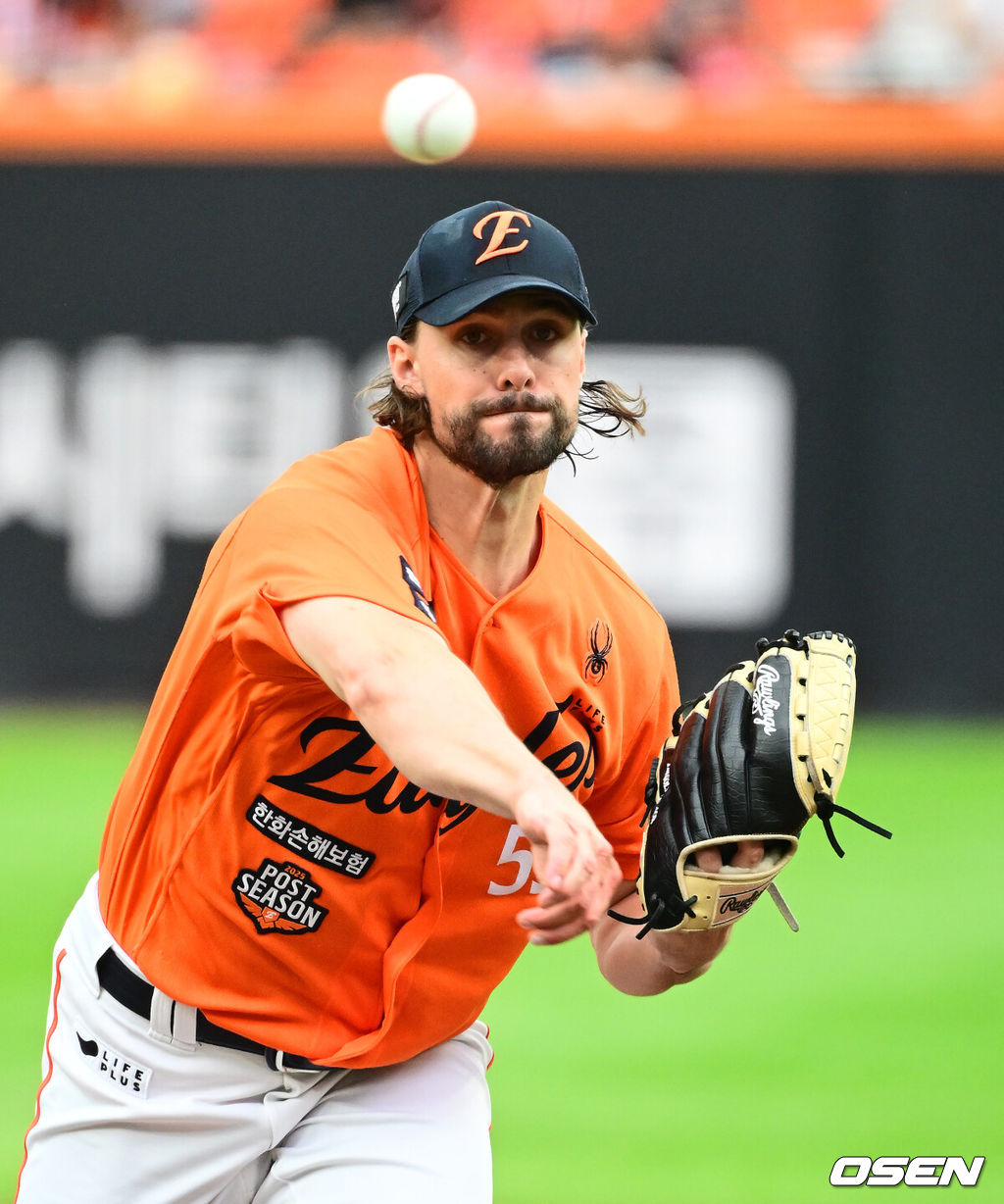 19일 오후 대전 한화생명볼파크에서 2025 신한 SOL Bank KBO리그 포스트시즌 플레이오프 2차전 한화 이글스와 삼성 라이온즈의 경기가 열렸다.한화는 라이언 와이스, 삼성은 최원태를 선발 투수로 내세웠다.1회 한화 와이스가 역투하고 있다. 2025.10.19 /jpnews@osen.co.kr