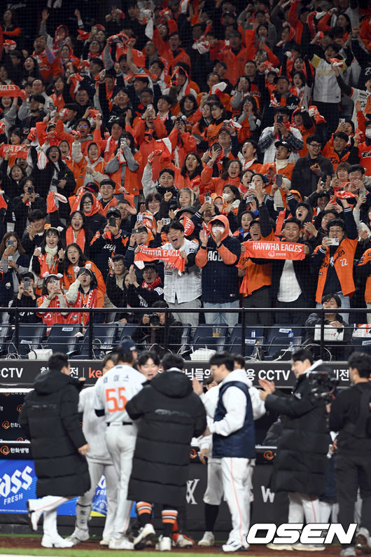 [OSEN=대전, 손용호 기자] 30일 대전 한화생명볼파크에서 2025 신한 SOL Bank KBO리그 포스트시즌 한국시리즈 4차전 한화 이글스와 LG 트윈스의 경기가 열렸다. 8회초 2사 와이스가 신민재게게 안타를 맞고 마운드를 내려가고 있다. 한화 팬들이 와이스에게 기립 박수를 보내고 있다.   2025.10.30/spjj@osen.co.kr