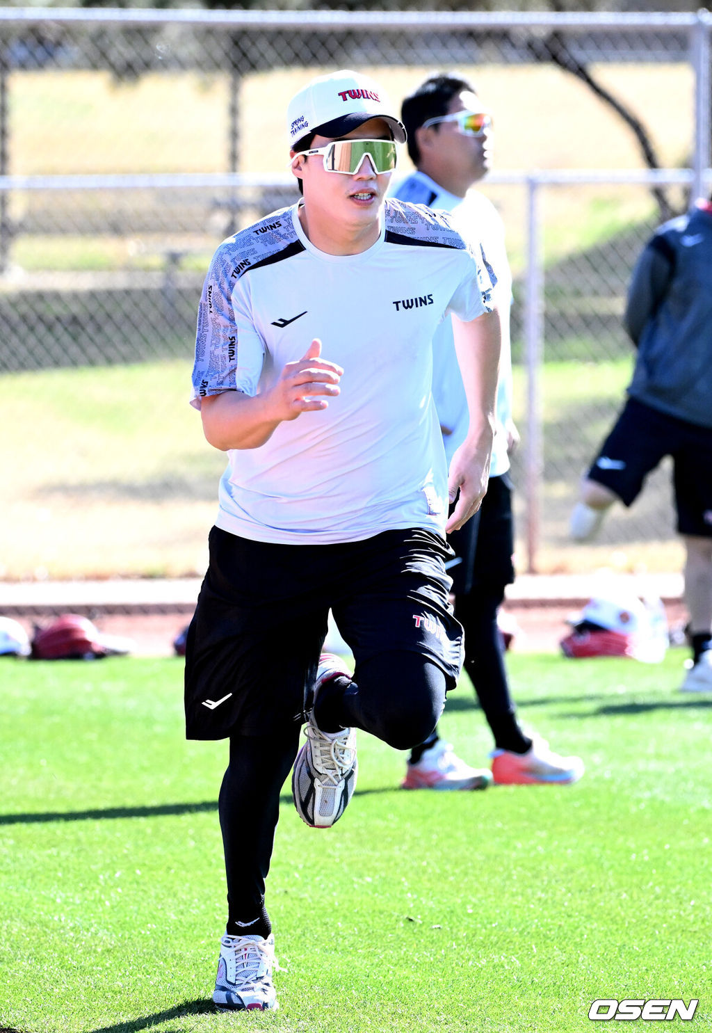 20일(한국시간) 미국 애리조나주 스코츠데일 인디언스쿨 파크 베이스볼필드에서 LG 트윈스의 1차 스프링캠프가 진행됐다. LG 임찬규가 러닝 훈련을 하고 있다. 2025.02.20 / sunday@osen.co.kr