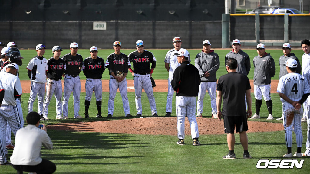 20일(한국시간) 미국 애리조나주 스코츠데일 인디언스쿨 파크 베이스볼필드에서 LG 트윈스의 청백전이 진행됐다. LG 선수들이 김정준 수석코치의 말을 듣고 있다. 2025.02.20 / sunday@osen.co.kr