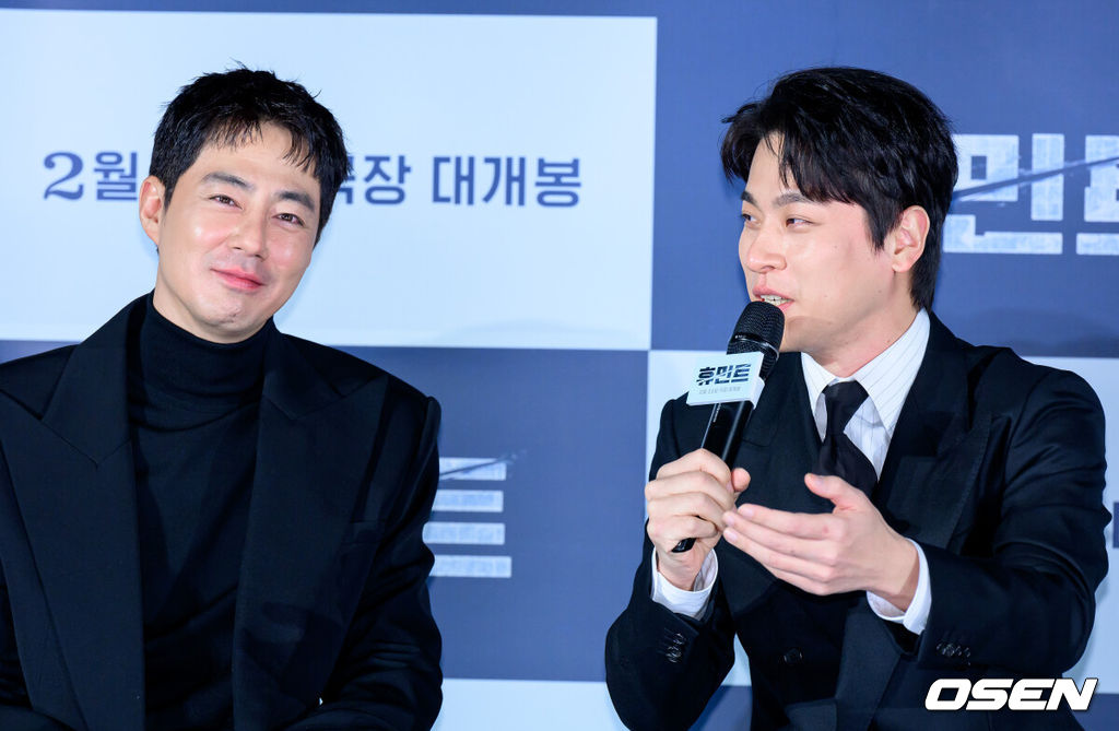 12일 오전 서울 광진구 자양동 롯데시네마 건대입구에서 영화 '휴민트' 제작보고회가 열렸다.영화 ‘휴민트’는 비밀도, 진실도 차가운 얼음 바다에 수장되는 블라디보스토크에서 서로 다른 목적을 가진 이들이 격돌하는 이야기.배우 조인성, 박정민이 간담회를 하고 있다.  2026.01.12 / jpnews@osen.co.kr