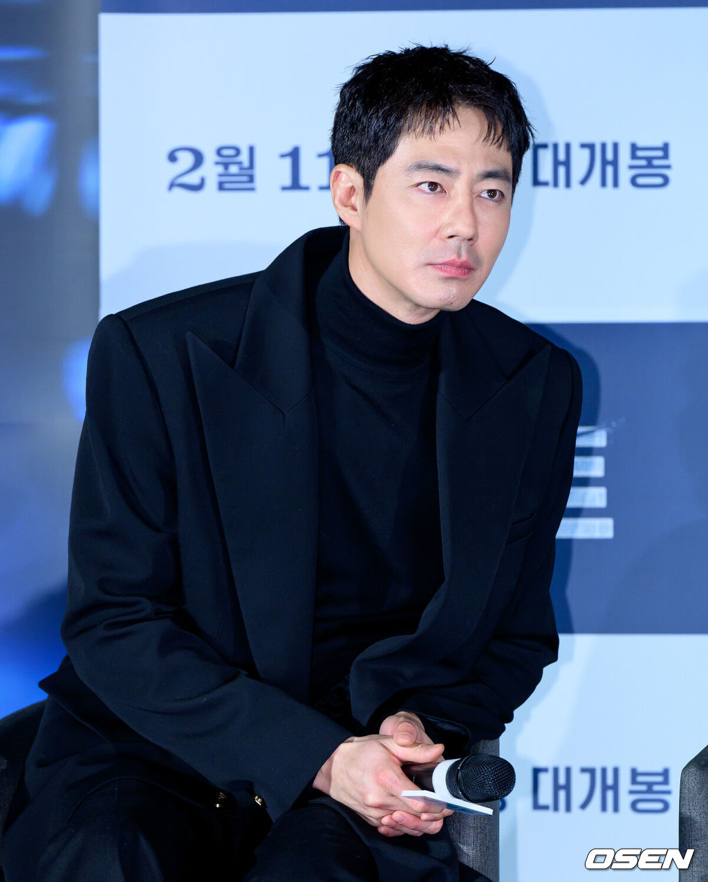 12일 오전 서울 광진구 자양동 롯데시네마 건대입구에서 영화 '휴민트' 제작보고회가 열렸다.<br /><br />영화 ‘휴민트’는 비밀도, 진실도 차가운 얼음 바다에 수장되는 블라디보스토크에서 서로 다른 목적을 가진 이들이 격돌하는 이야기.<br /><br />배우 조인성이 질문에 귀 기울이고 있다.  2026.01.12 / jpnews@osen.co.kr